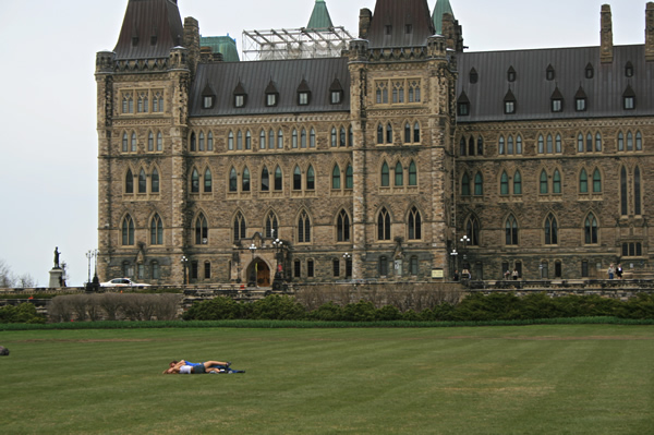 Ottawa Parliament, Couple making out, April 25, 2009