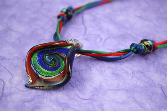 Tricolour spiral breastfeeding necklace, closeup, md