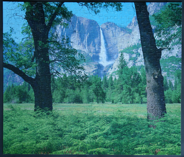 Yosemite Falls in Sierra Nevada Park, California, USA, med